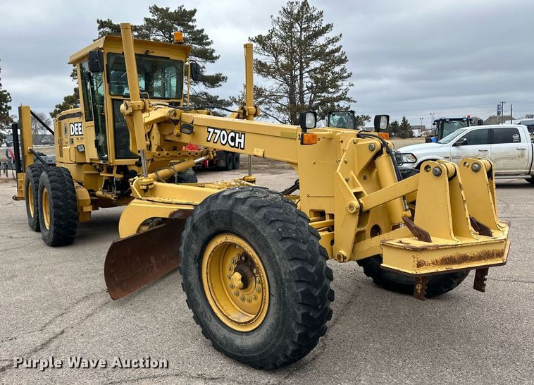 image for item OA9525 2001 John Deere 770CH motor grader