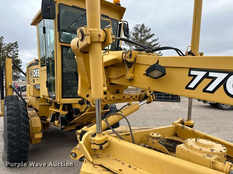 image for item OA9525 2001 John Deere 770CH motor grader