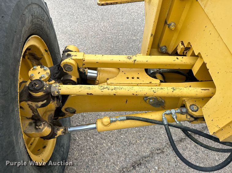 image for item OA9525 2001 John Deere 770CH motor grader