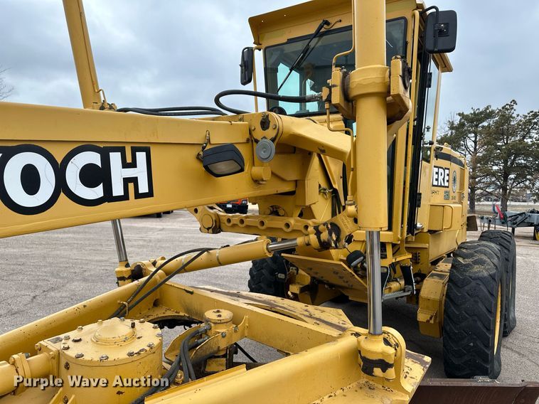 image for item OA9525 2001 John Deere 770CH motor grader