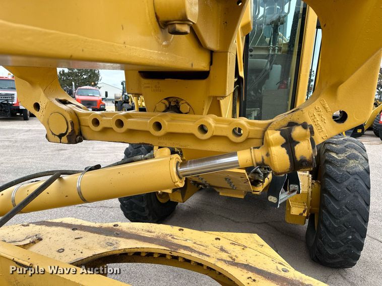 image for item OA9525 2001 John Deere 770CH motor grader