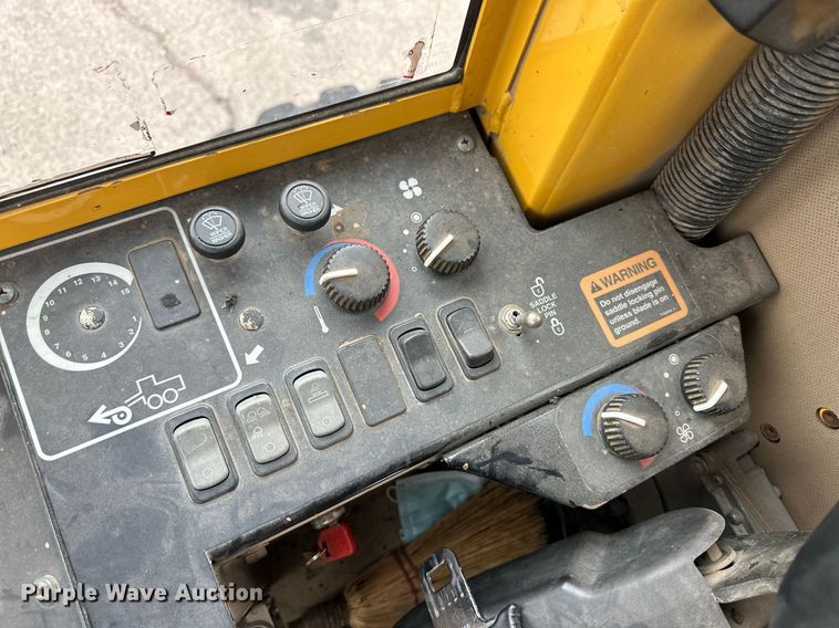 image for item OA9525 2001 John Deere 770CH motor grader