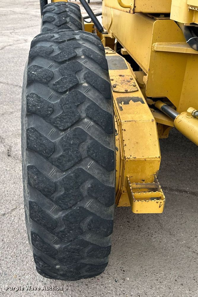 image for item OA9525 2001 John Deere 770CH motor grader