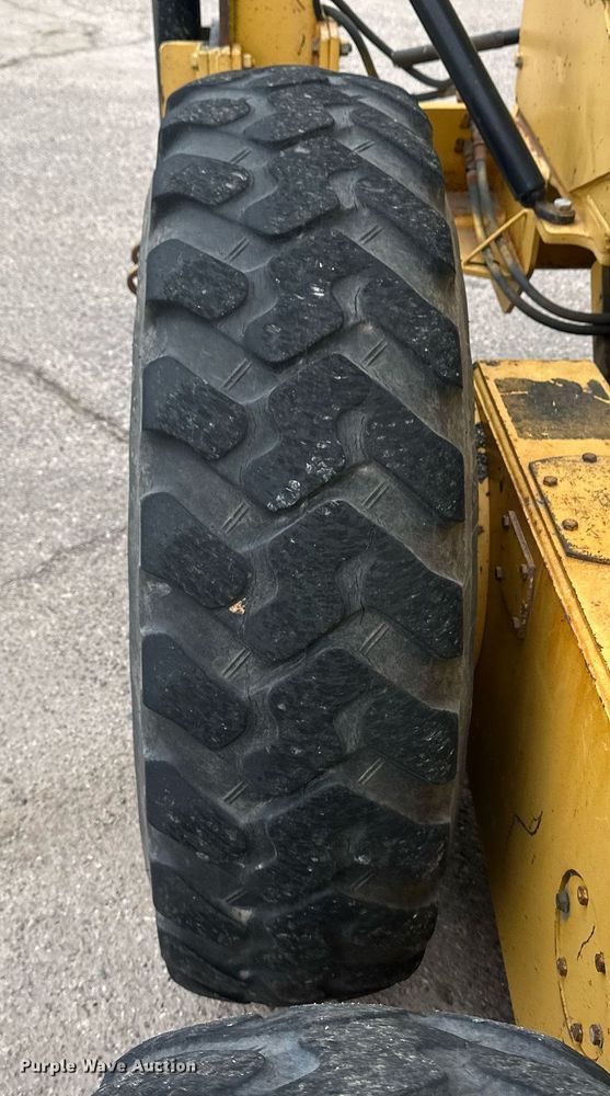 image for item OA9525 2001 John Deere 770CH motor grader