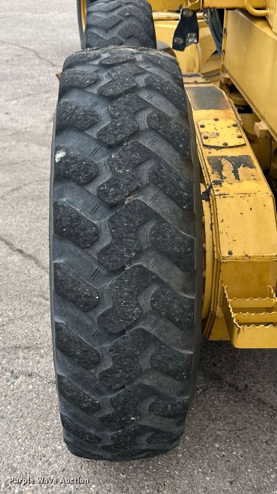 image for item OA9525 2001 John Deere 770CH motor grader