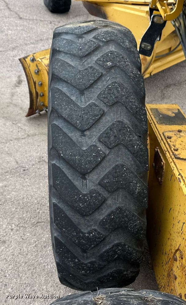 image for item OA9525 2001 John Deere 770CH motor grader