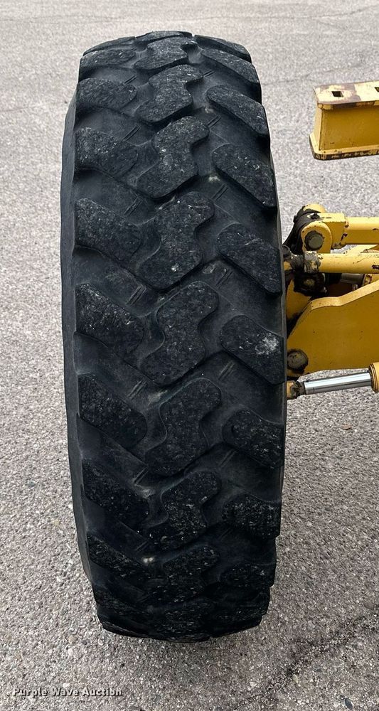 image for item OA9525 2001 John Deere 770CH motor grader