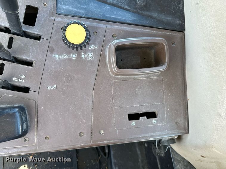 image for item OJ9505 2007 John Deere 6415 tractor