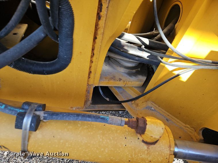 image for item OJ9510 2000 John Deere 770CH motor grader