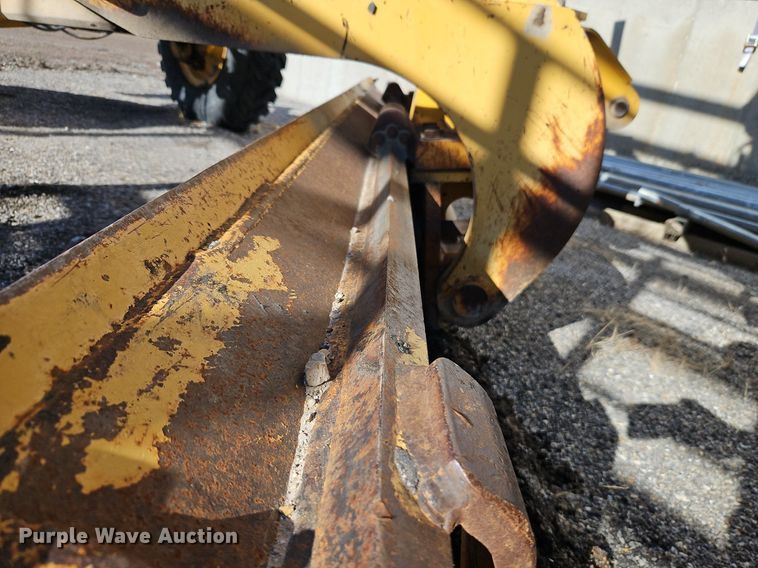 image for item OJ9510 2000 John Deere 770CH motor grader