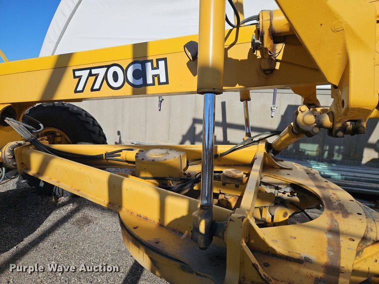 image for item OJ9510 2000 John Deere 770CH motor grader