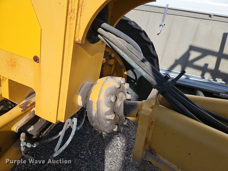 image for item OJ9510 2000 John Deere 770CH motor grader