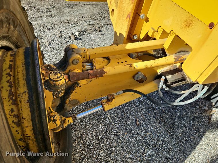 image for item OJ9510 2000 John Deere 770CH motor grader