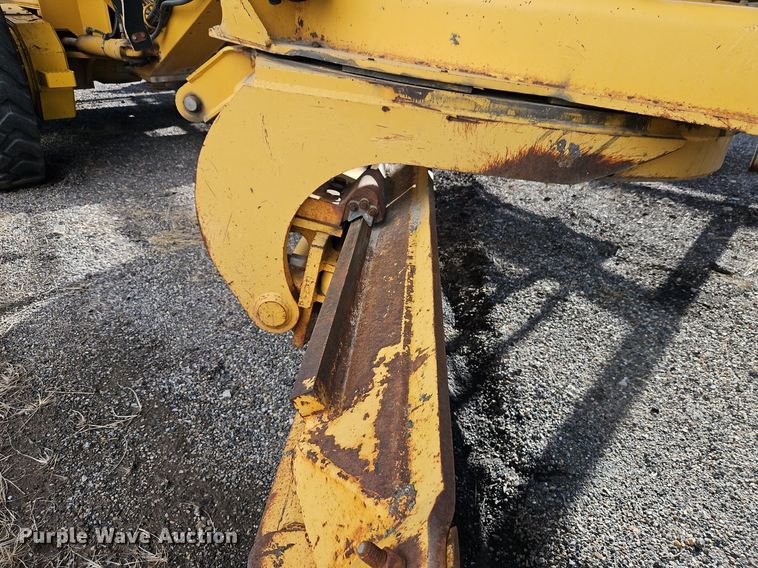 image for item OJ9510 2000 John Deere 770CH motor grader