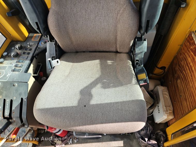 image for item OJ9510 2000 John Deere 770CH motor grader