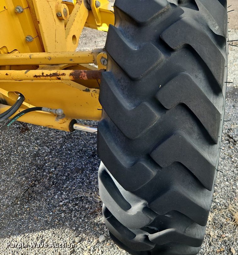 image for item OJ9510 2000 John Deere 770CH motor grader