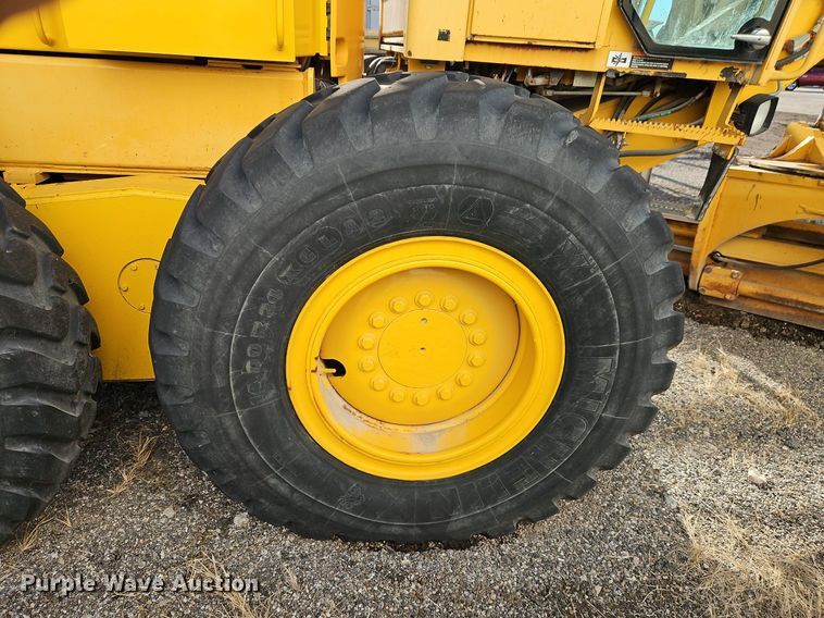 image for item OJ9510 2000 John Deere 770CH motor grader