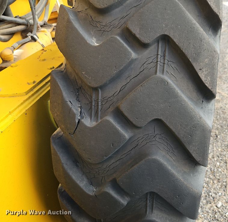 image for item OJ9510 2000 John Deere 770CH motor grader