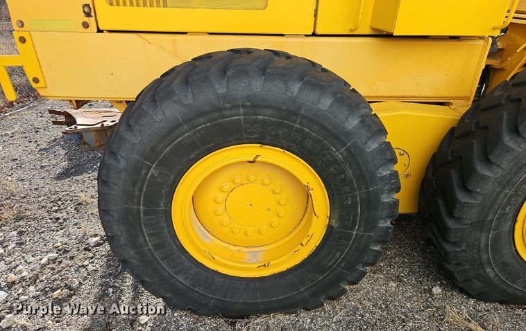 image for item OJ9510 2000 John Deere 770CH motor grader