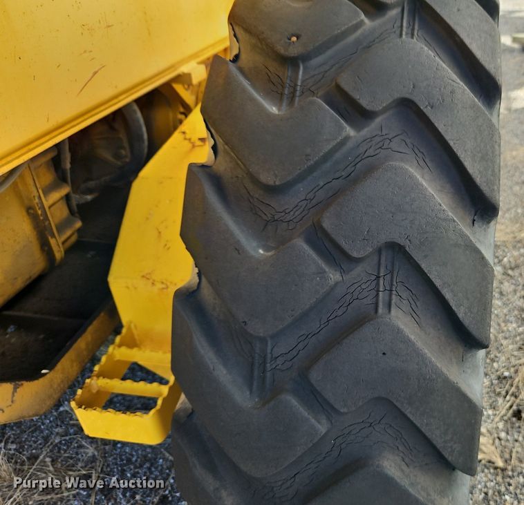 image for item OJ9510 2000 John Deere 770CH motor grader