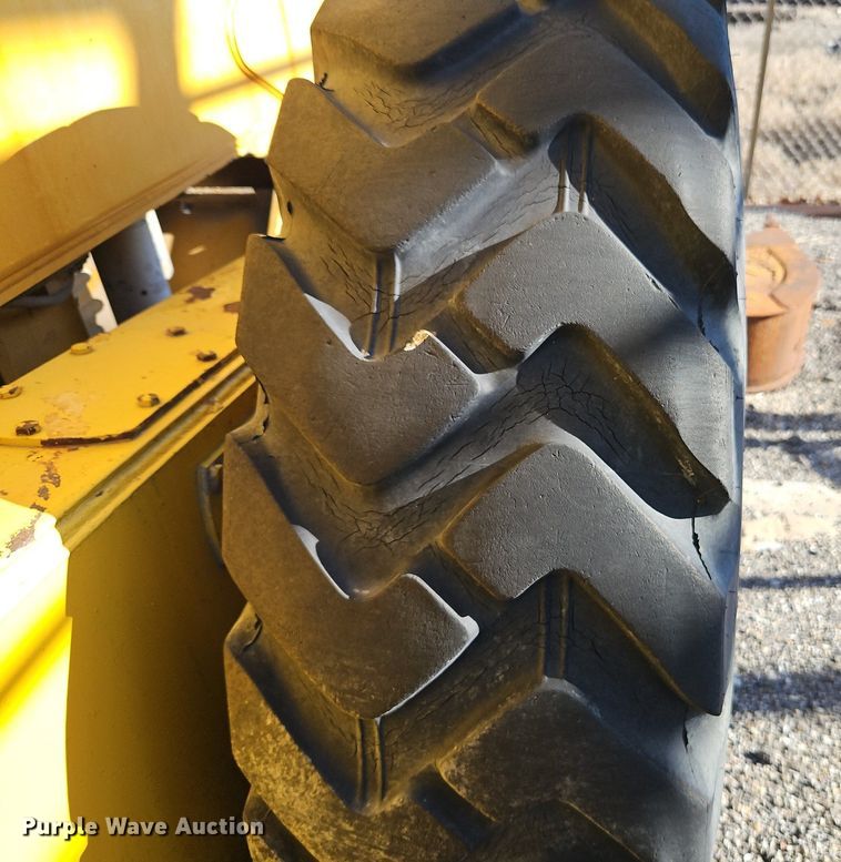 image for item OJ9510 2000 John Deere 770CH motor grader