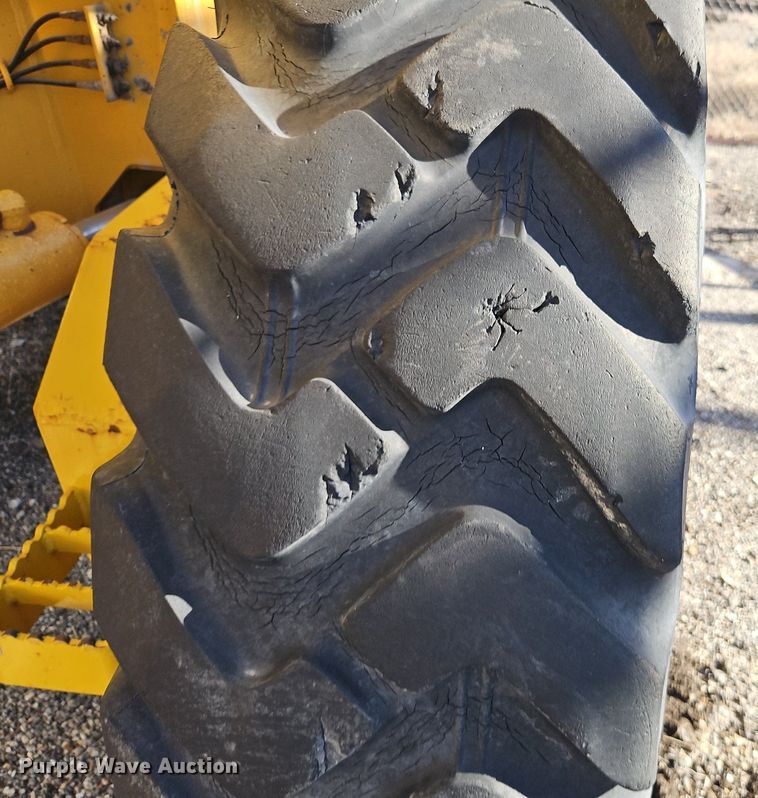 image for item OJ9510 2000 John Deere 770CH motor grader