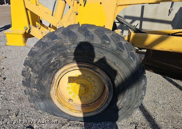 image for item OJ9510 2000 John Deere 770CH motor grader