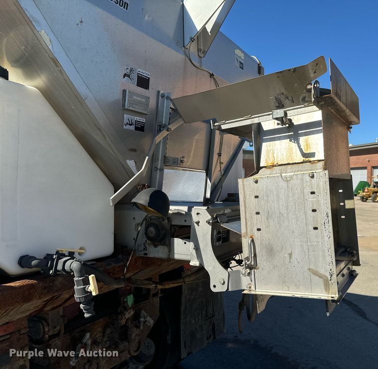 image for item OJ9516 2005 International 7400 dump truck