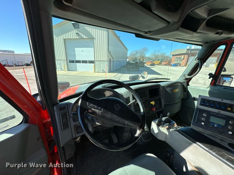 image for item OJ9516 2005 International 7400 dump truck