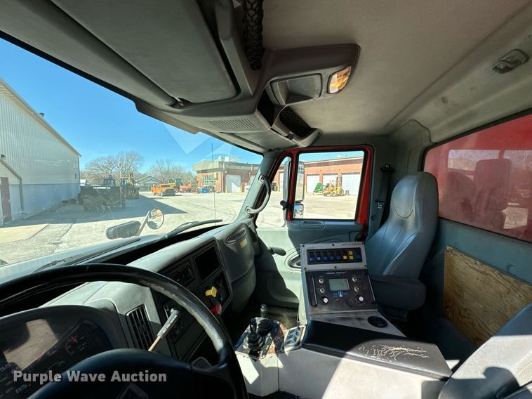 image for item OJ9516 2005 International 7400 dump truck