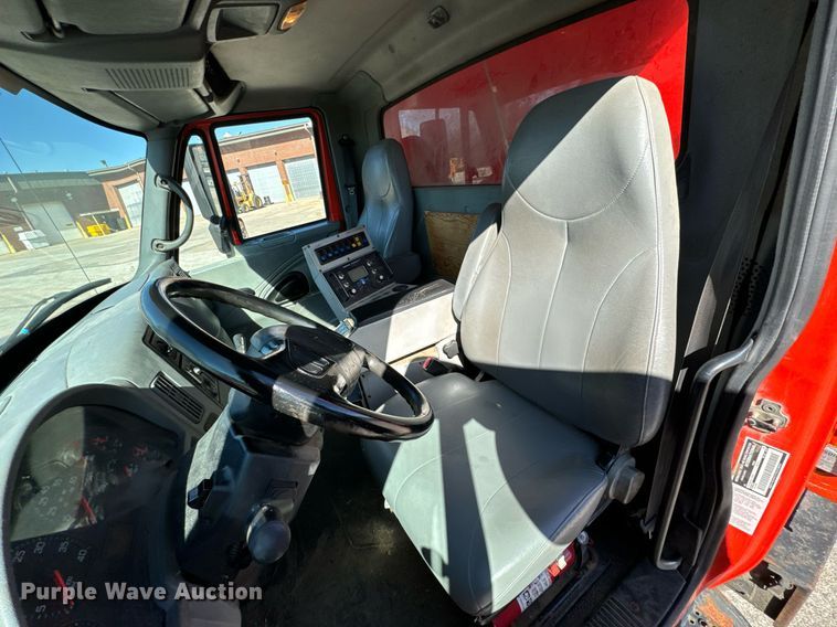 image for item OJ9516 2005 International 7400 dump truck