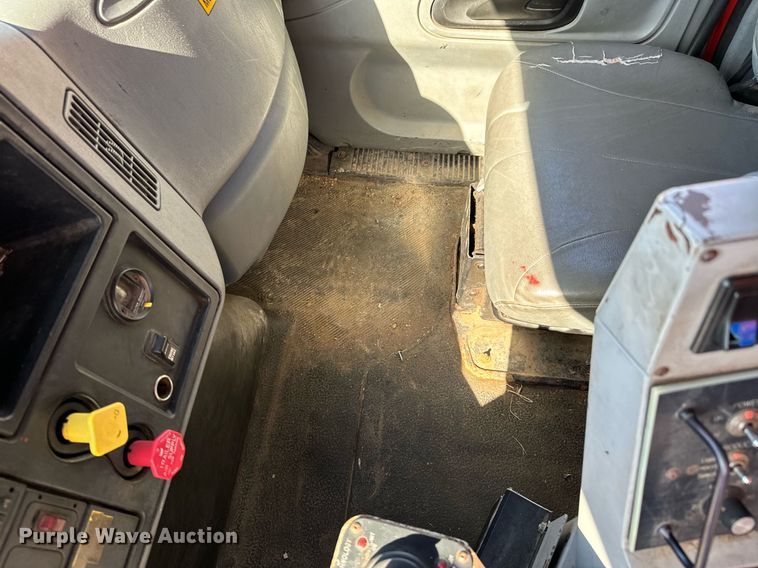 image for item OJ9516 2005 International 7400 dump truck