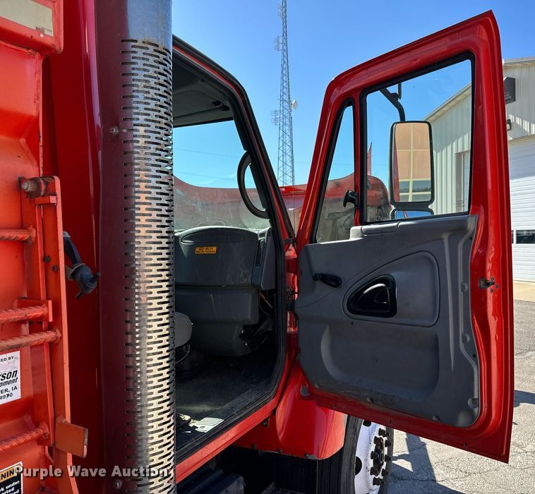 image for item OJ9516 2005 International 7400 dump truck