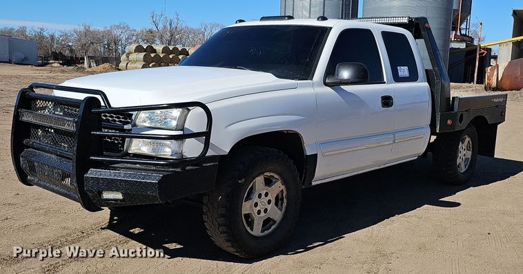 image for item DK0571 2004 Chevrolet Silverado 1500 Ext. Cab flatbed pickup truck