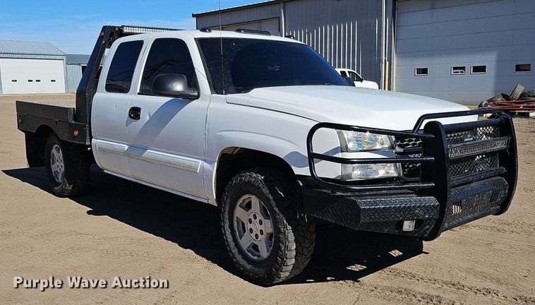 image for item DK0571 2004 Chevrolet Silverado 1500 Ext. Cab flatbed pickup truck