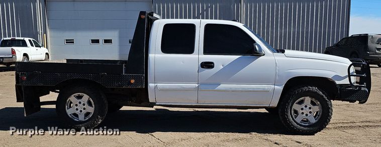 image for item DK0571 2004 Chevrolet Silverado 1500 Ext. Cab flatbed pickup truck