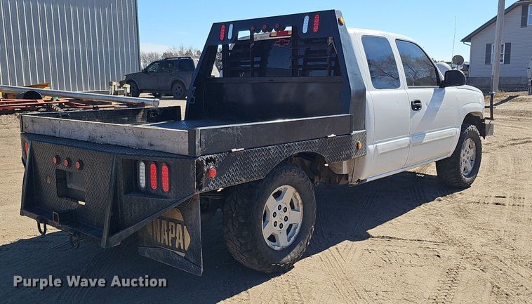 image for item DK0571 2004 Chevrolet Silverado 1500 Ext. Cab flatbed pickup truck