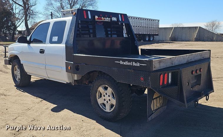 image for item DK0571 2004 Chevrolet Silverado 1500 Ext. Cab flatbed pickup truck
