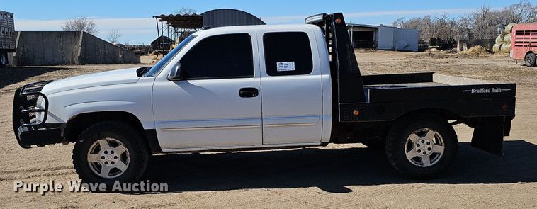 image for item DK0571 2004 Chevrolet Silverado 1500 Ext. Cab flatbed pickup truck