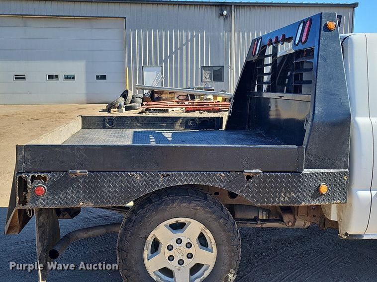 image for item DK0571 2004 Chevrolet Silverado 1500 Ext. Cab flatbed pickup truck