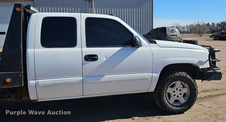 image for item DK0571 2004 Chevrolet Silverado 1500 Ext. Cab flatbed pickup truck
