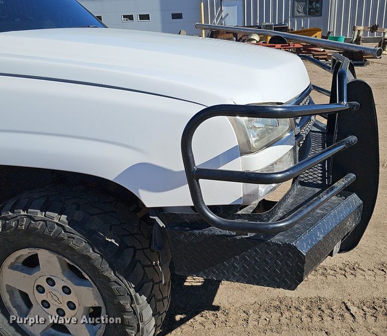 image for item DK0571 2004 Chevrolet Silverado 1500 Ext. Cab flatbed pickup truck