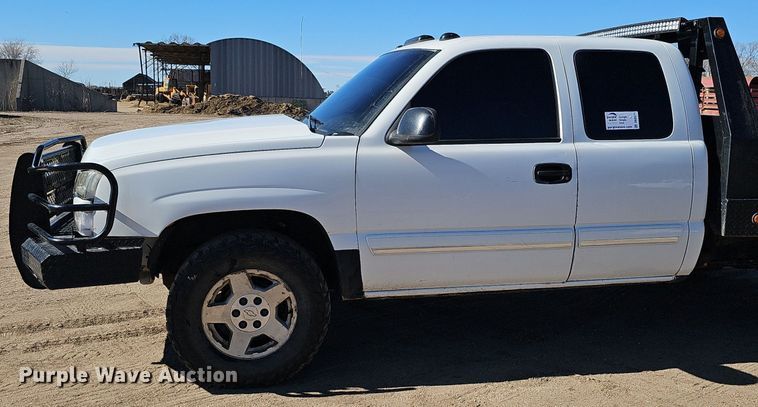 image for item DK0571 2004 Chevrolet Silverado 1500 Ext. Cab flatbed pickup truck