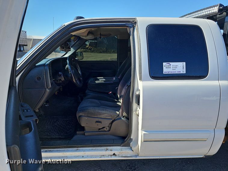 image for item DK0571 2004 Chevrolet Silverado 1500 Ext. Cab flatbed pickup truck