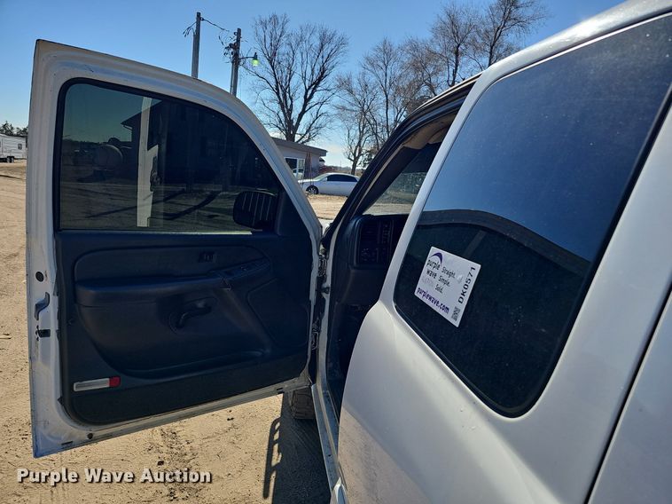 image for item DK0571 2004 Chevrolet Silverado 1500 Ext. Cab flatbed pickup truck