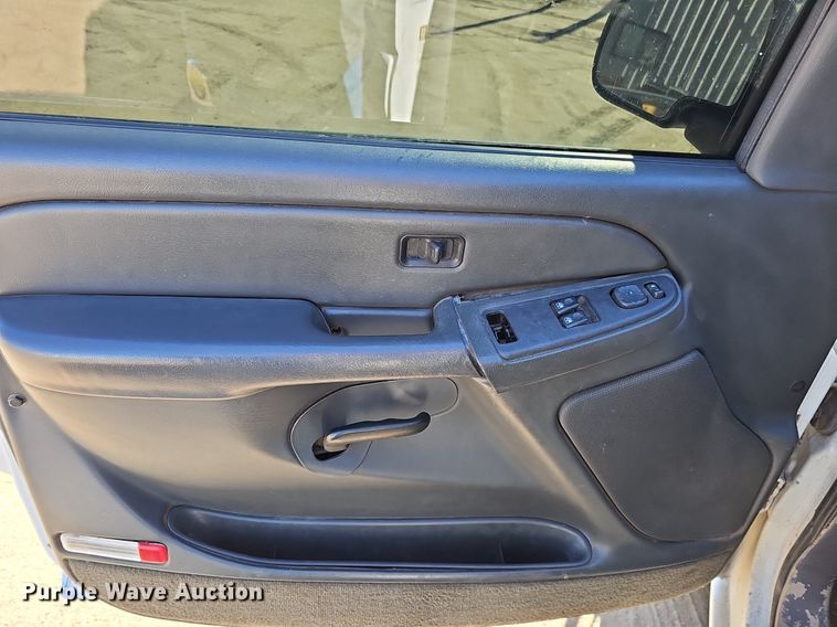 image for item DK0571 2004 Chevrolet Silverado 1500 Ext. Cab flatbed pickup truck