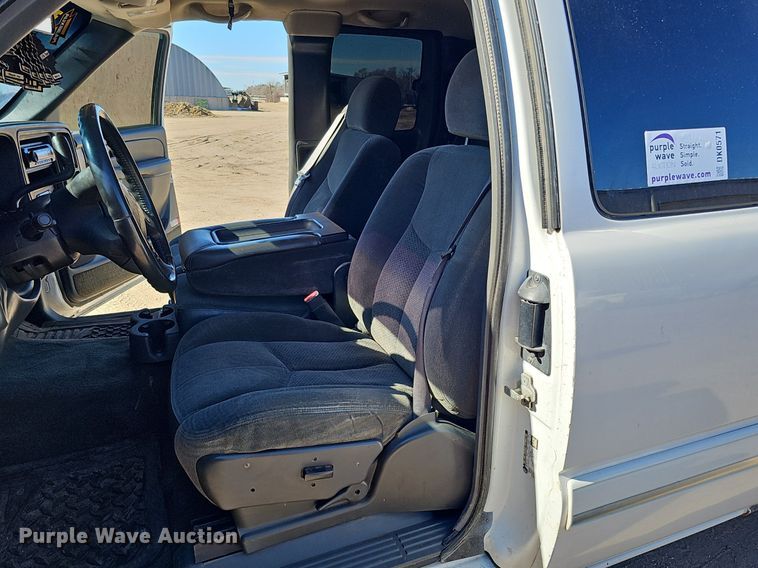 image for item DK0571 2004 Chevrolet Silverado 1500 Ext. Cab flatbed pickup truck