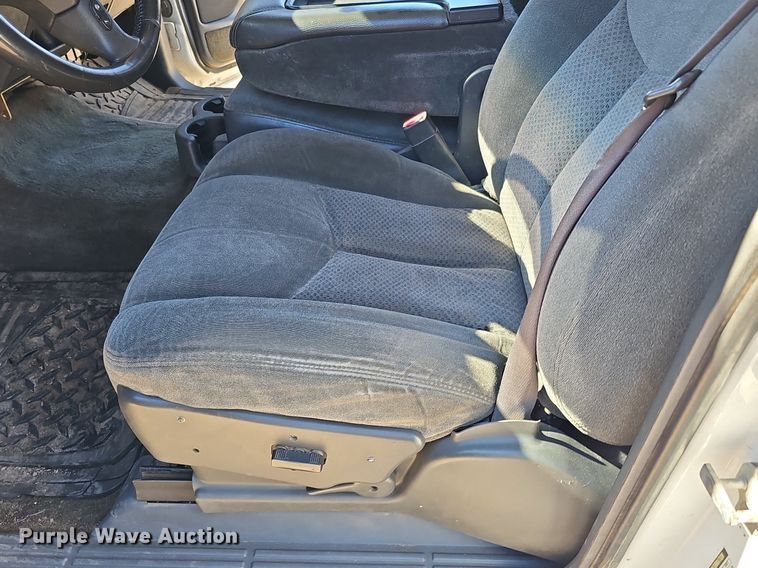 image for item DK0571 2004 Chevrolet Silverado 1500 Ext. Cab flatbed pickup truck