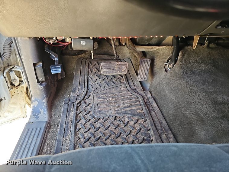 image for item DK0571 2004 Chevrolet Silverado 1500 Ext. Cab flatbed pickup truck