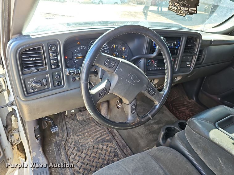 image for item DK0571 2004 Chevrolet Silverado 1500 Ext. Cab flatbed pickup truck